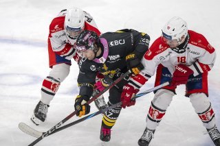 Jonathan Hazen (au centre) et les Ajoulots s'en sont finalement sortis. KEYSTONE/GEORGIOS KEFALAS